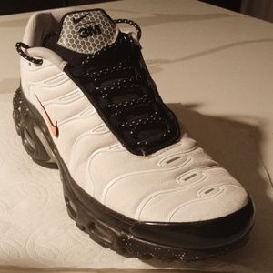 men's Nike TN shoes silver color and size 11